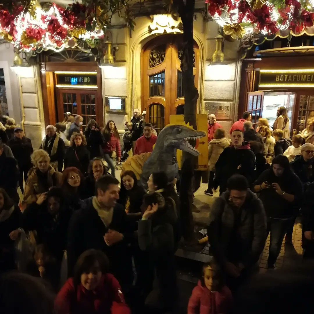 RafelLujan's tweet photo. #SantMedir2023. Una festa extraordinaria amb milers de persones als carrers. Un privilegi haver tornat a sortir amb la @Tradicional2000. Dit això, m'agradaria fer una reflexió sobre el pas de les colles per la tribuna d'autoritats als Jardinets https://t.co/yfs0bGwTHb