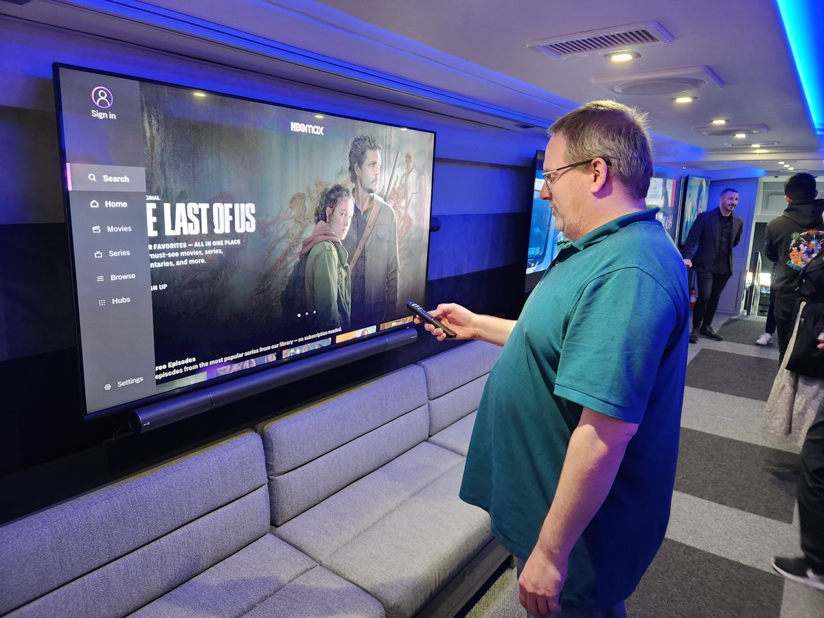 VIZIO's tweet photo. California dreamin'! โ๏ธ
The #VIZIOBus rolled through SoCal to show off the latest and greatest in VIZIO Smart TV and Sound Bar tech at @publicismedia. ๐ https://t.co/OKh68be3pF