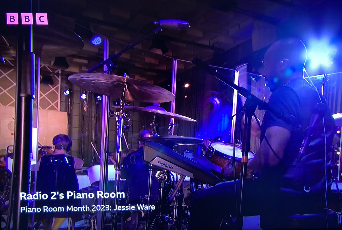 JulianKindredUK's tweet photo. @SamsonJatto 
Yeah man! Killin’ it!
Sounding so stellar on @BBCRadio2 piano room sesh with @JessieWare! 🔥⚡️
Pearls is fire! https://t.co/DsFFe5L7mL