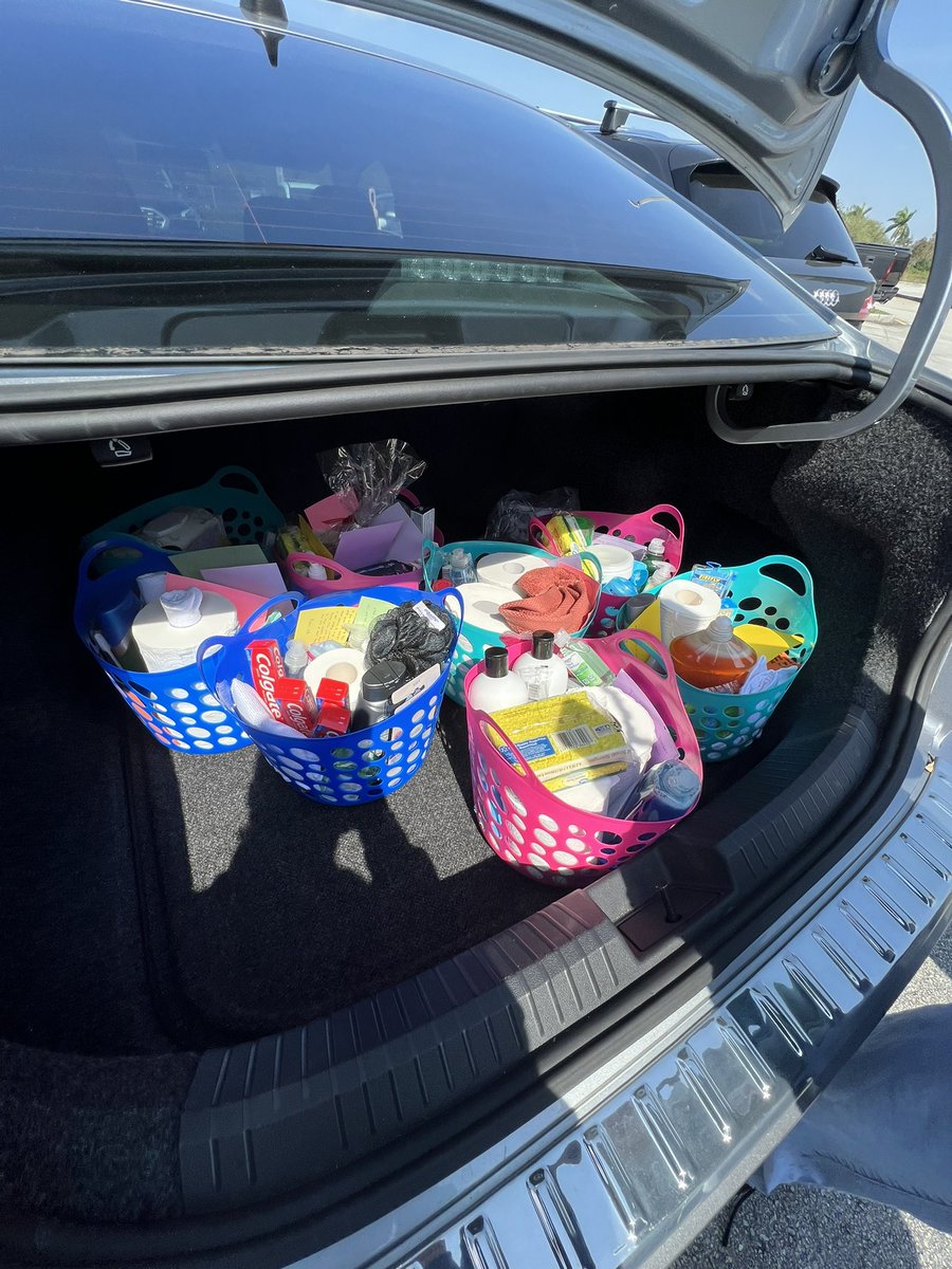 EvergladesLIA's tweet photo. Today, LIA gave back to the community by
making care baskets for the homeless!❤️❤️❤️❤️ 

#carebaskets #givingbacktothecommunity #lia
#latinosinaction #sisepuede #stand4more #bethechange
#trustinme #evergladeslia @latinosinacti0n @Je7yruso @EvergladesLIA https://t.co/V1AkgQvTbO