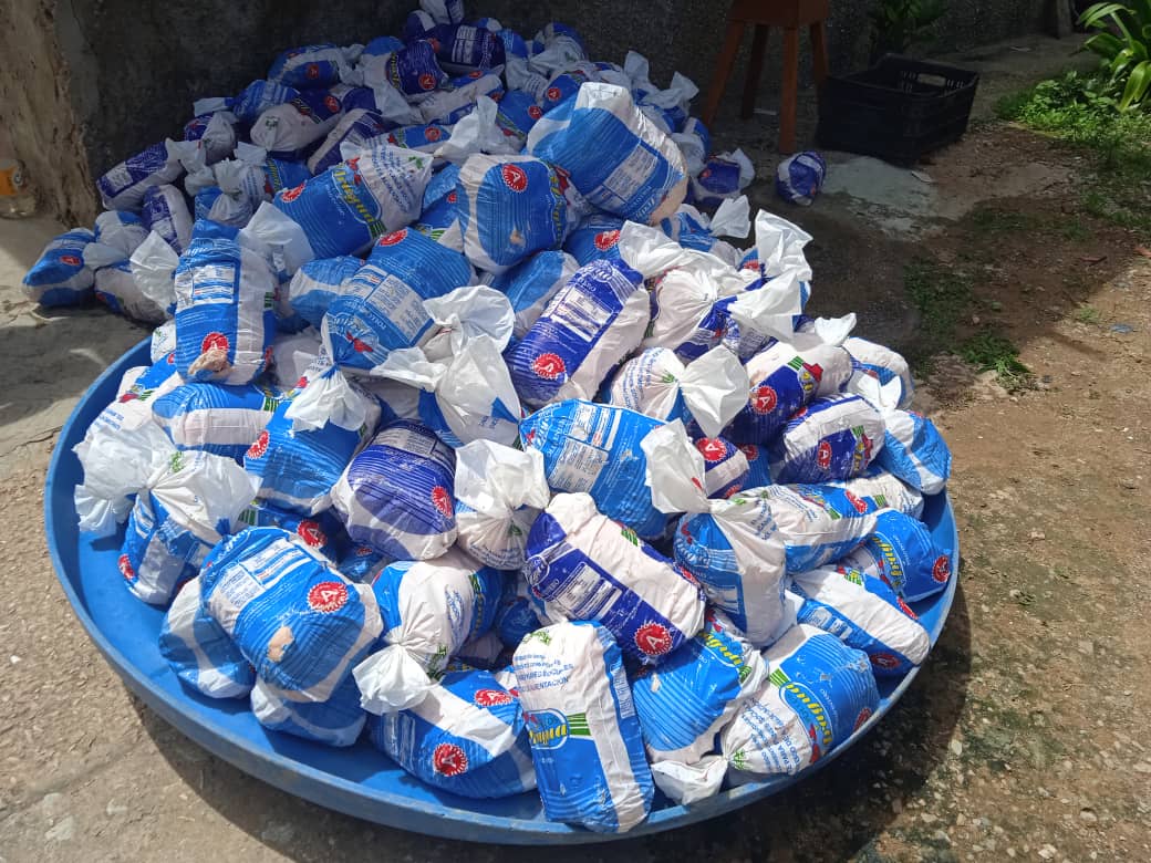CClapManeiroNE's tweet photo. #3Mar
#ChávezCorazónDeLosPueblos
#SomosCClapNuevaEsparta 

Se distribuyó proteína a la Base de Misión Hugo #Chávez Correspondiente a los #clap los Chacos, Luisa Cáceres de A. y  casitas bendiciendo a 2010 familias

@LealTelleria
 @SierraCarlosVEN
 @Clap_Nacional
 @hugbelpsuv https://t.co/zTfNN6cPGC