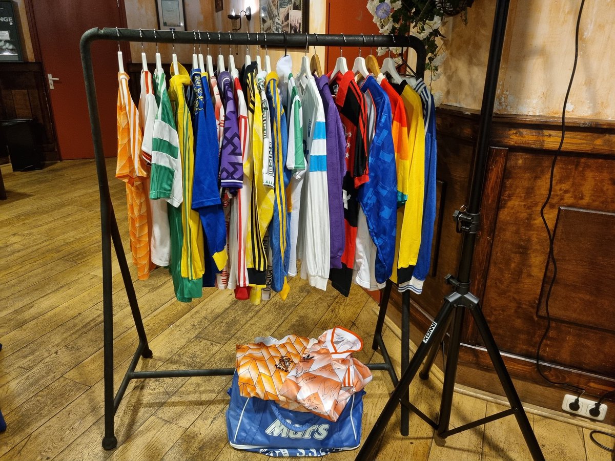 Prachtige avond gehad bij <a href="/GVVV/">G.V.V.V.</a> met de mannen van <a href="/Staantribune/">Staantribune</a> 
Mooie verhalen, veel gezelligheid, toffe shirts. Enorm genoten van alles!