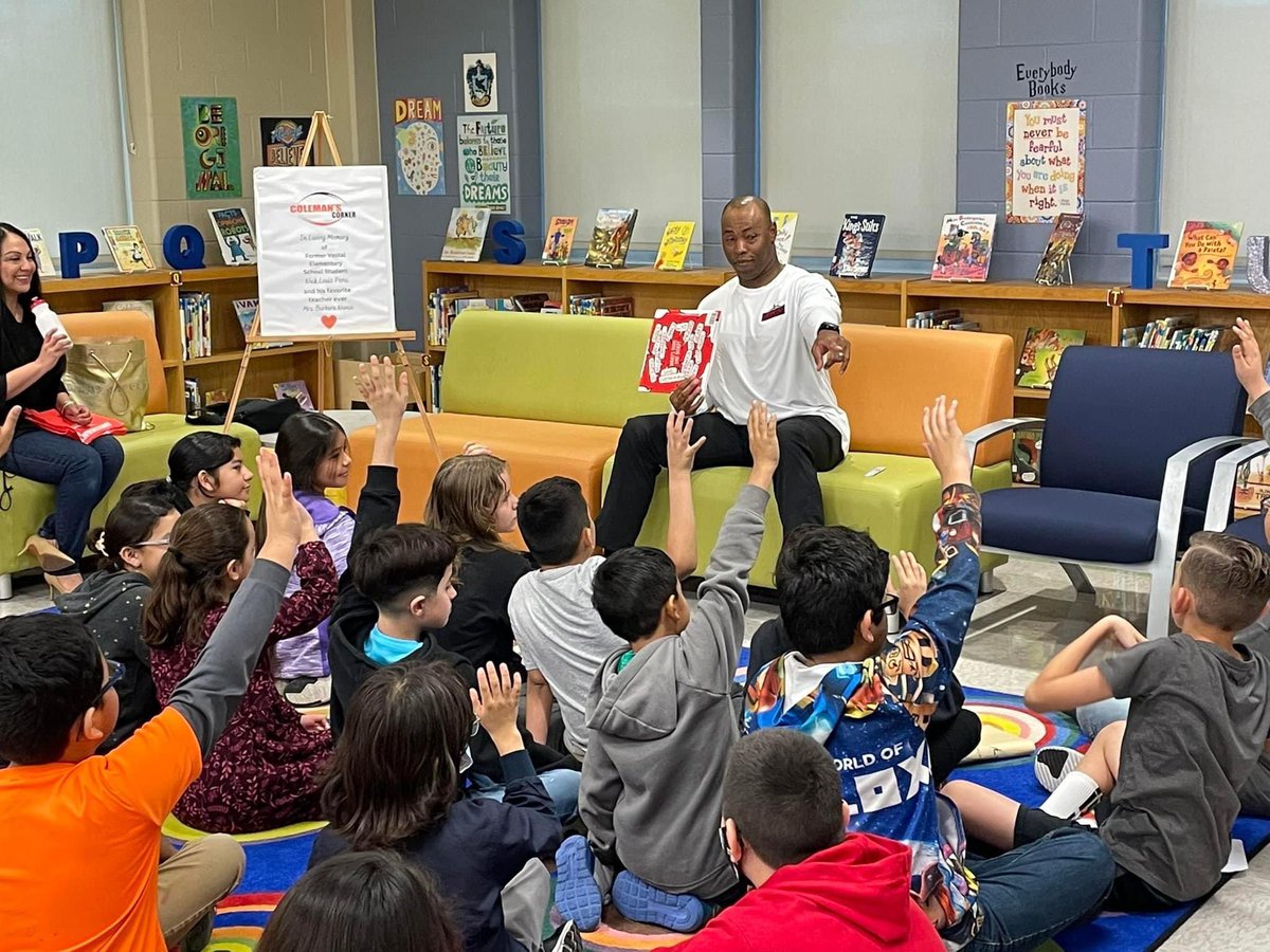 busybeeli's tweet photo. Here are just some of our pics from the NFL #TackleReading  event 📚🏈 https://t.co/ZiI1FOm1Eb