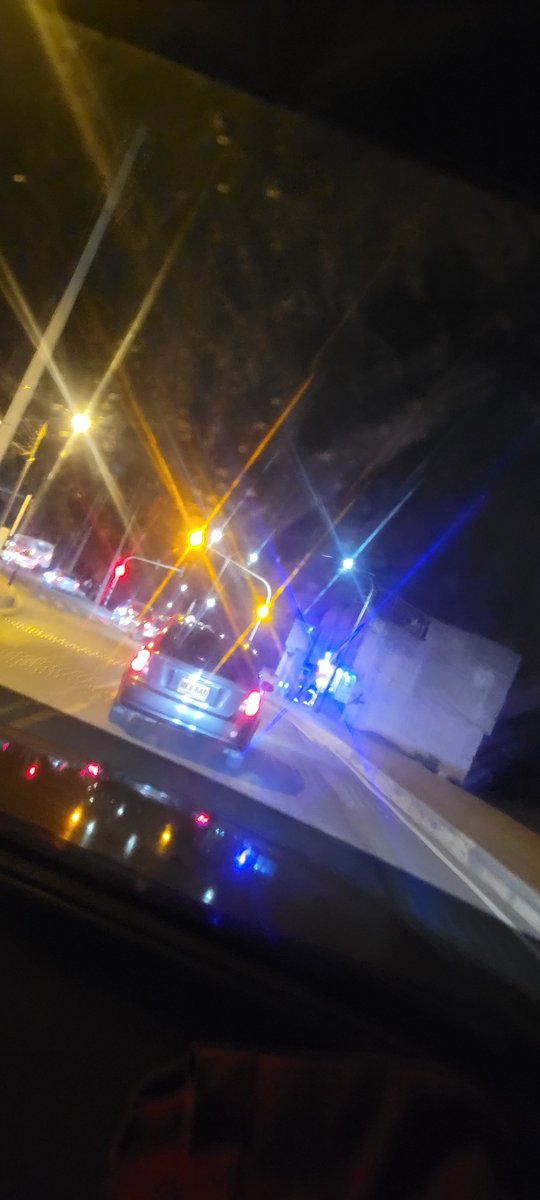 daniflorez95's tweet photo. Ahora si mas congestión en tunja con estos semáforos en la salida de la fuente. @AlcaldiadeTunja @MovilidadTunja 
Hay seguridad para el peatón 
Pero con mas tancones en la movilidad. https://t.co/mHd7AekAto