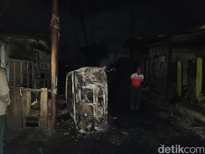 #Thread #Foto Foto-foto ini diambil sekitar empat jam usai kebakaran kampung yang berasal dari Depo Pertamina Plumpang, Jakarta Utara. Kampung hangus jadi puing dan jelaga. 

Begini potretnya...

Foto: Farih Maulana Sidik/detikcom
--
#Plumpang #kebakaran