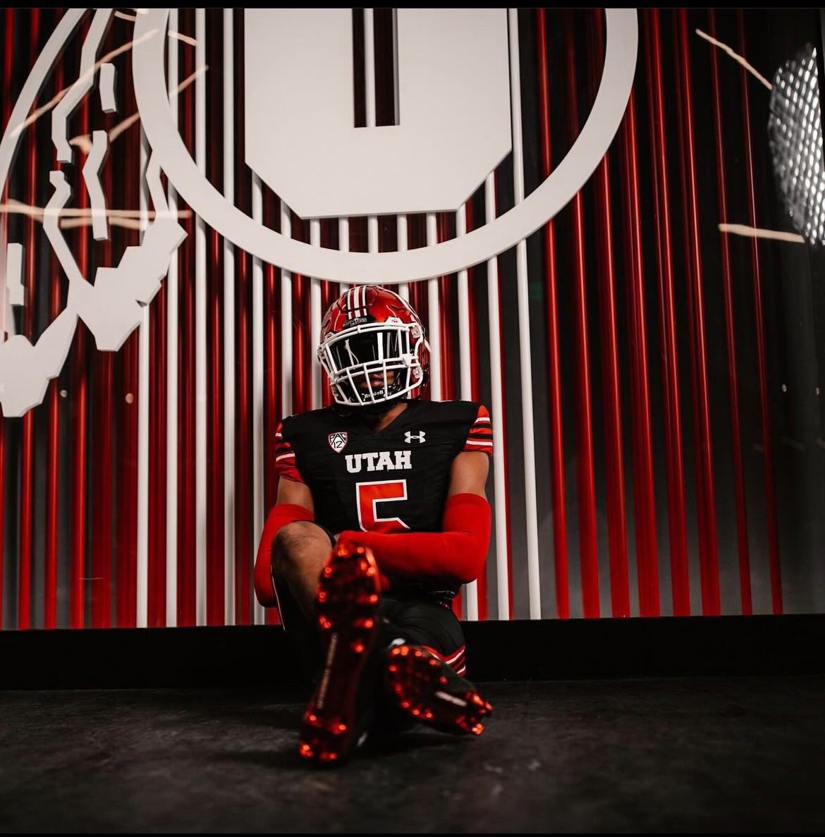Br33zy_ent's tweet photo. #AGTG After a great conversation with @UteReef33 I’m blessed to receive my first P5 offer from University of Utah!!⚫️🔴@coachmlindsey @CoachBManning1 @CoachCSwain @boutte_timothy @RecruitLamar https://t.co/HPhION7ymG