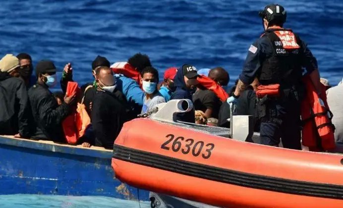 SIN24Horas's tweet photo. Repatrian a 26 dominicanos y 61 haitianos interceptados en Puerto Rico. #NoticiasSIN #repatrian #dominicanos #haitianos
https://t.co/4MPHtye15a https://t.co/el5ZFuy3uJ