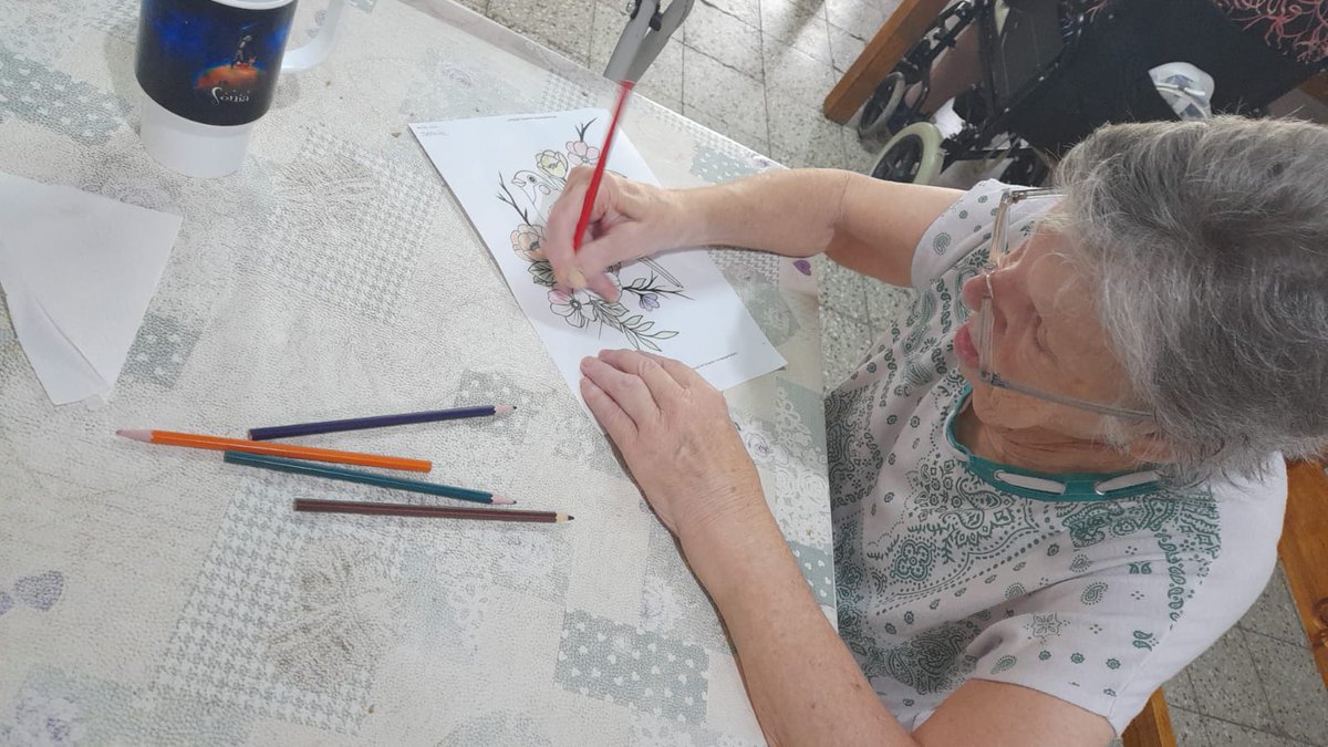 Hace dos meses aceptó ir a un hogar para estar contenida, cuidada y con gente de su edad. En casa estaba deprimida y lo único que quería era estar acostada. Gran acierto tuvimos. Te amo viejita