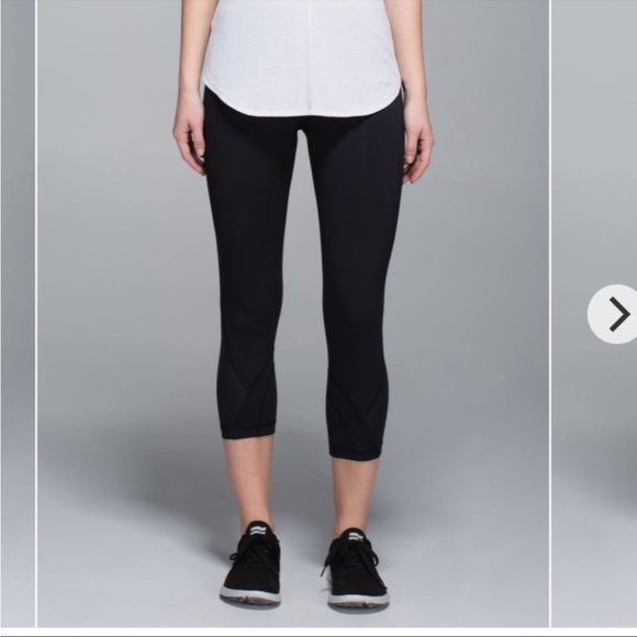 s1anka7a's tweet photo. So good I had to share! Check out all the items I'm loving on @Poshmarkapp #poshmark #fashion #style #shopmycloset #vintageamerica #lululemonathletica: https://t.co/c8eiRZ61BD https://t.co/SUlyk5CPJz