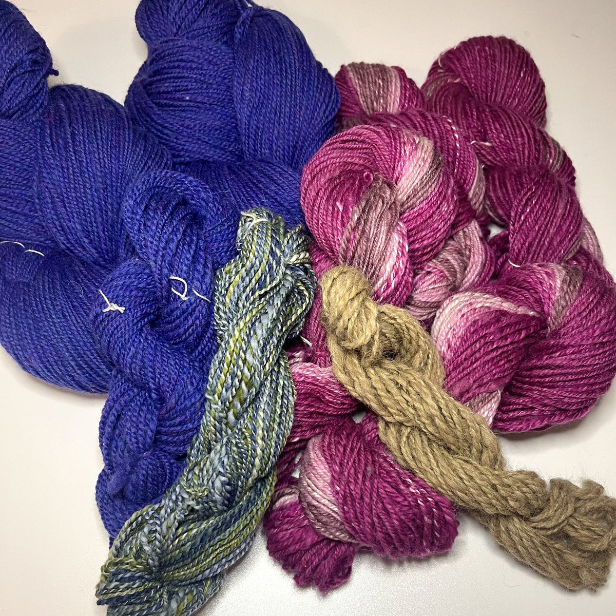 janerhoadesart's tweet photo. Here’s my most recent batch of handspun yarn 🧶💖

Still have to soak some of them but look at all the pretty skeins!!! The colors!!! Ahhh https://t.co/mzZlHBJva5