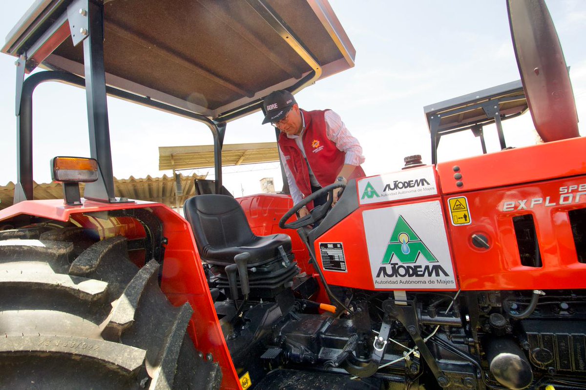 regionaldiaaqp's tweet photo. #Caylloma con una inversión de S/ 3 millones #Autodema renovó la maquinaria del Centro de Investigación de Maquinaria Agrícola - CIMA para apoyar a los agricultores de la Irrigación Majes, el Gobernador Regional @RohelSanchez entregó los nuevos vehículos https://t.co/CVADFfcR1I