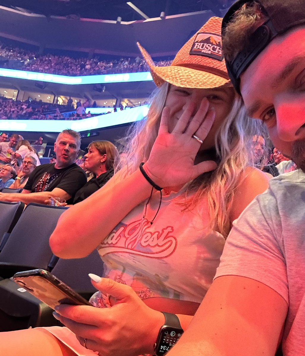 MattyGLI's tweet image. Her first country concert #BStampa