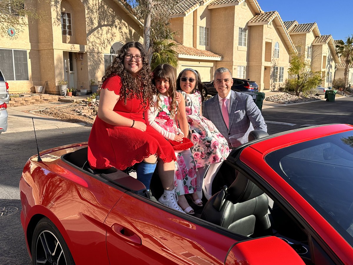 JuanCiscomani's tweet image. #DaddyDaughterDance is a straight up holiday at our house. Last year we rolled in a limo so had to mix it up this year! Picked up the ladies in style. We kick off the evening with a cruise around town playing Girl on Fire 🔥. Off to dinner!