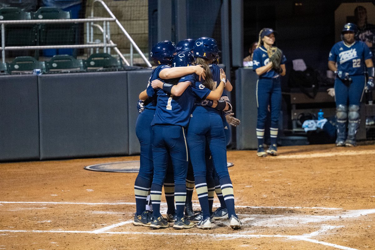 GaTechSoftball's tweet photo. 𝗔𝗥𝗘 𝗬𝗢𝗨 𝗙𝗨𝗥 𝗥𝗘𝗔𝗟, 𝗚𝗥𝗔𝗖𝗘❔🫢

@grace_connelly3 blasts a 𝙂𝙍𝘼𝙉𝘿 𝙎𝙇𝘼𝙈 to break things open early❕🔥🔥🔥🔥

#BeGold x #404Institute https://t.co/5O0nl2H9lu