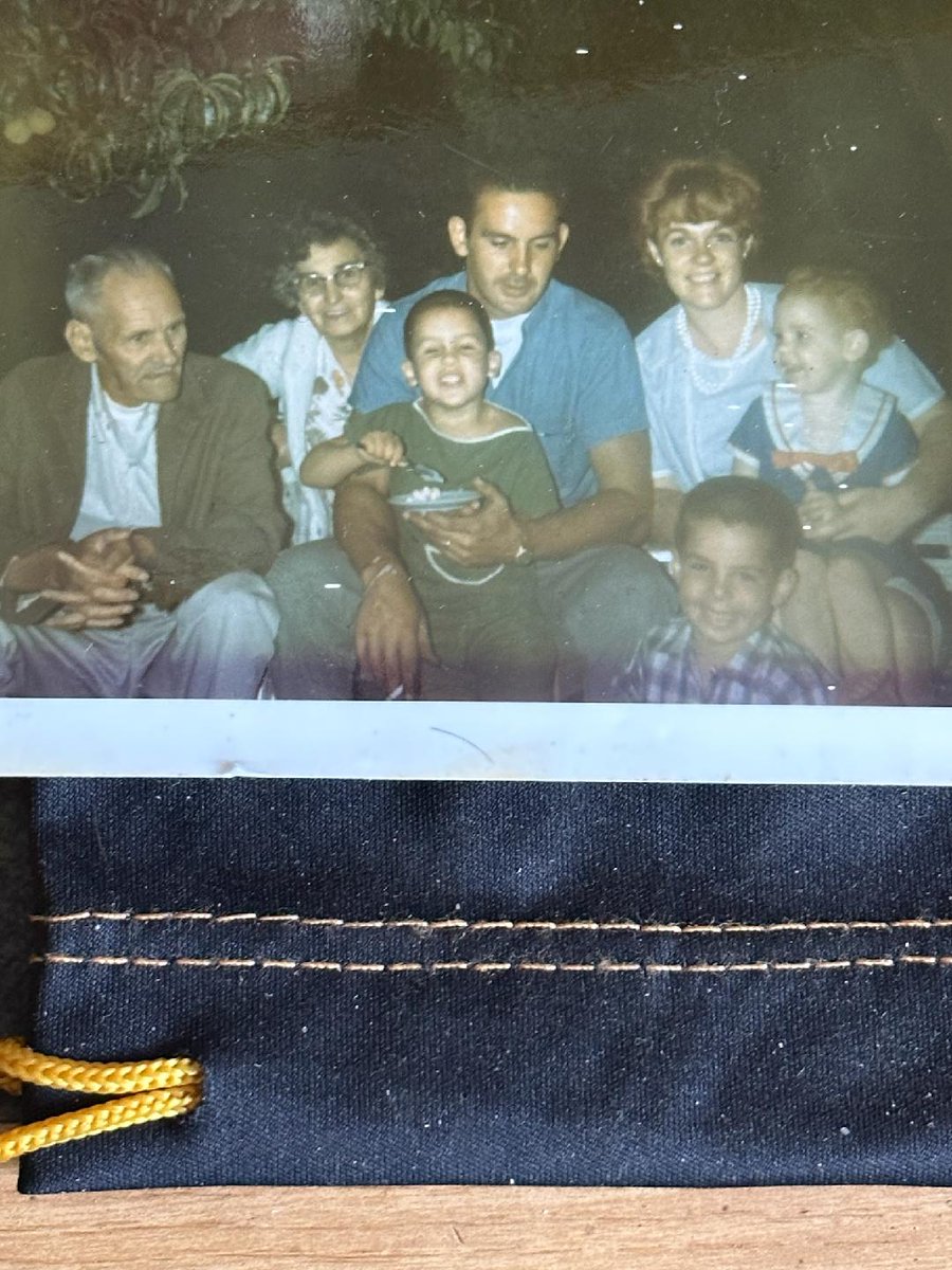 Drake86940688's tweet photo. Just curious I'd like some comments what do you see women see shade better what shades do you see on this man the two men have passed almost my grandfather and his son for Iowa sitting on his lap. What do we see thank you https://t.co/vGJNXXqbPO