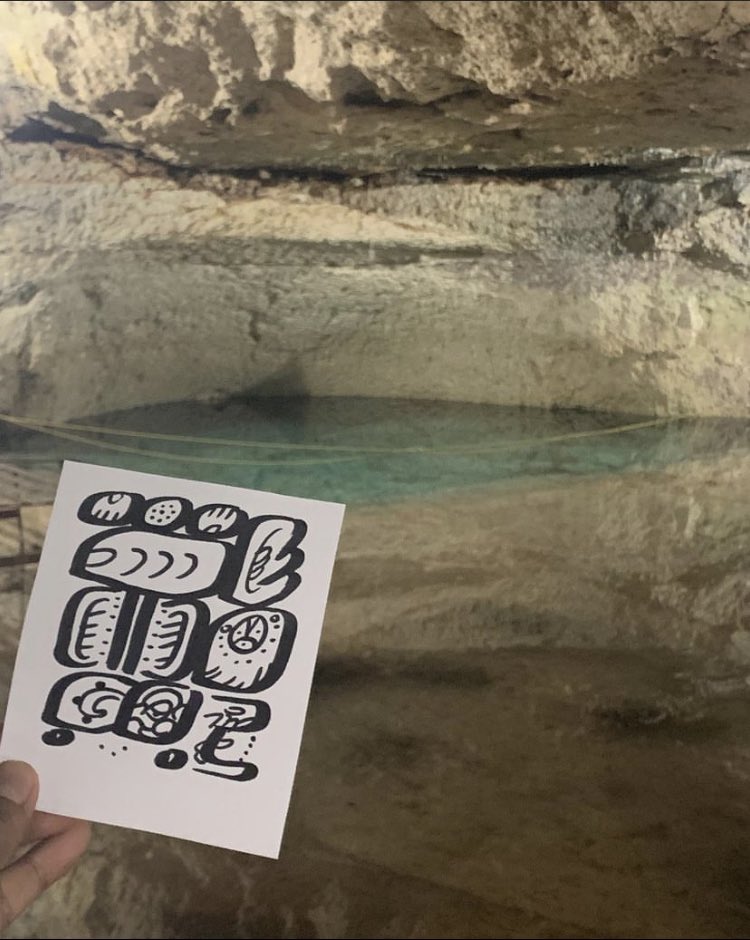 Hilo con todos los cenotes que he recorrido en compañía de una tarjeta y un marcador. El primero, un cenote que sirvió a los socialistas yucatecos para planear sus acciones durante la Revolución. 

HUL-le-na sa-ma bu-la-‘a
Úulen Sambula’