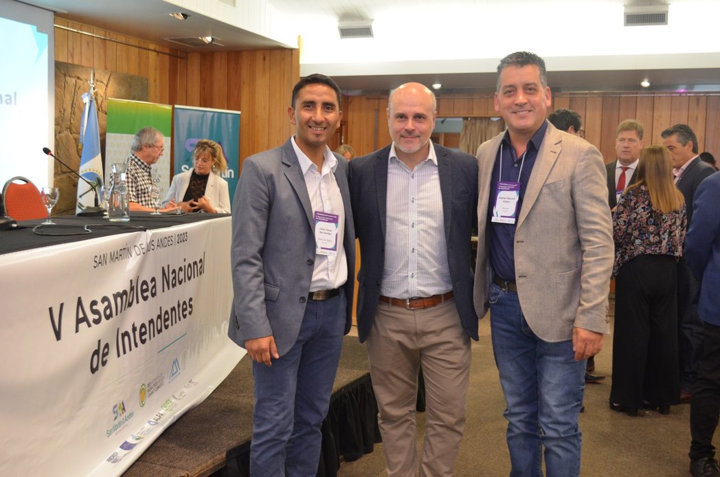 AlamoGabrielM's tweet photo. 🤝♻️Presentes con la experiencia #Aluminé en la V Asamblea Nacional de Intendentes @ramcc_ar, intercambiando experiencias y planificando acciones en favor del clima. #AsambleaRAMCC https://t.co/U1gwu4ndwY