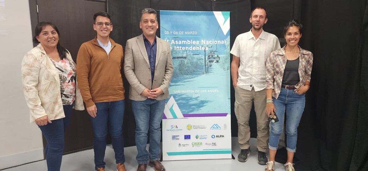 AlamoGabrielM's tweet photo. 🤝♻️Presentes con la experiencia #Aluminé en la V Asamblea Nacional de Intendentes @ramcc_ar, intercambiando experiencias y planificando acciones en favor del clima. #AsambleaRAMCC https://t.co/U1gwu4ndwY