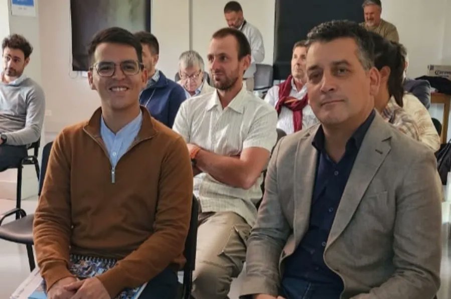 AlamoGabrielM's tweet photo. 🤝♻️Presentes con la experiencia #Aluminé en la V Asamblea Nacional de Intendentes @ramcc_ar, intercambiando experiencias y planificando acciones en favor del clima. #AsambleaRAMCC https://t.co/U1gwu4ndwY