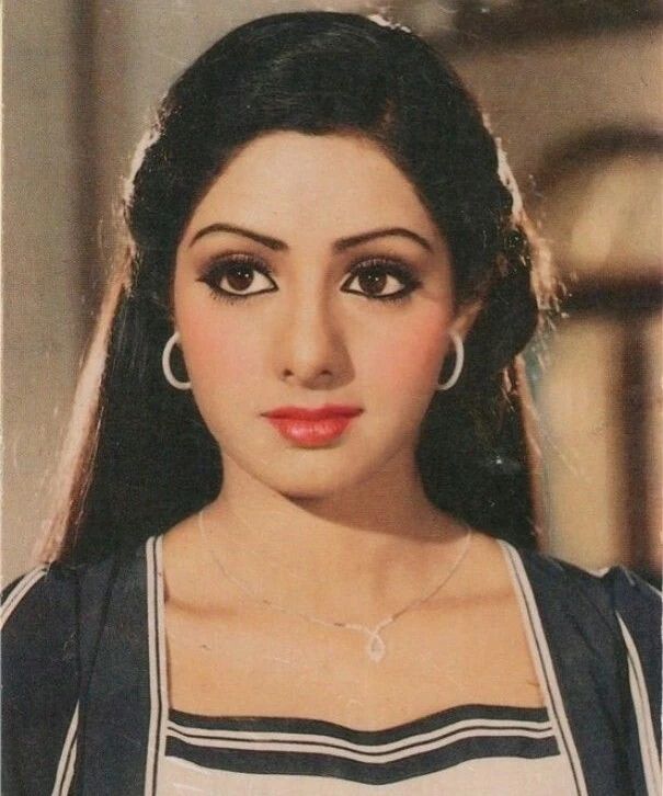 Rare still: Kunal Goswami (son of Manoj Kumar), comedian and character actor Rakesh Bedi and 20-year-old Sridevi in Kalakaar (1983). 

Memorable for its songs and a doll-like #Sridevi rockin' 80s fashion. 
@SrideviBKapoor 
#RakeshBedi
#KunalGoswami