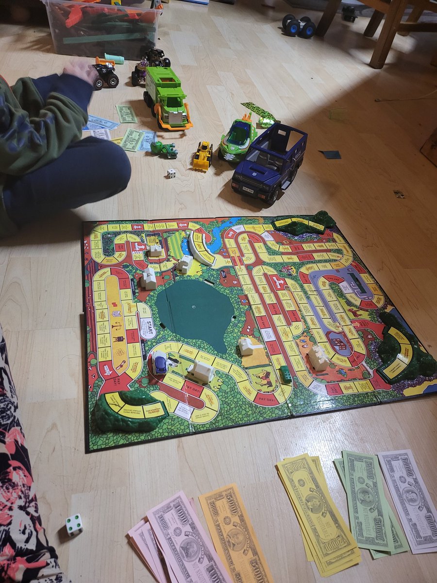 Burayume's tweet image. Having some simple fun with the kid with Life game #boardgame #diceinsteadofspinner #kidfun #oldtimes