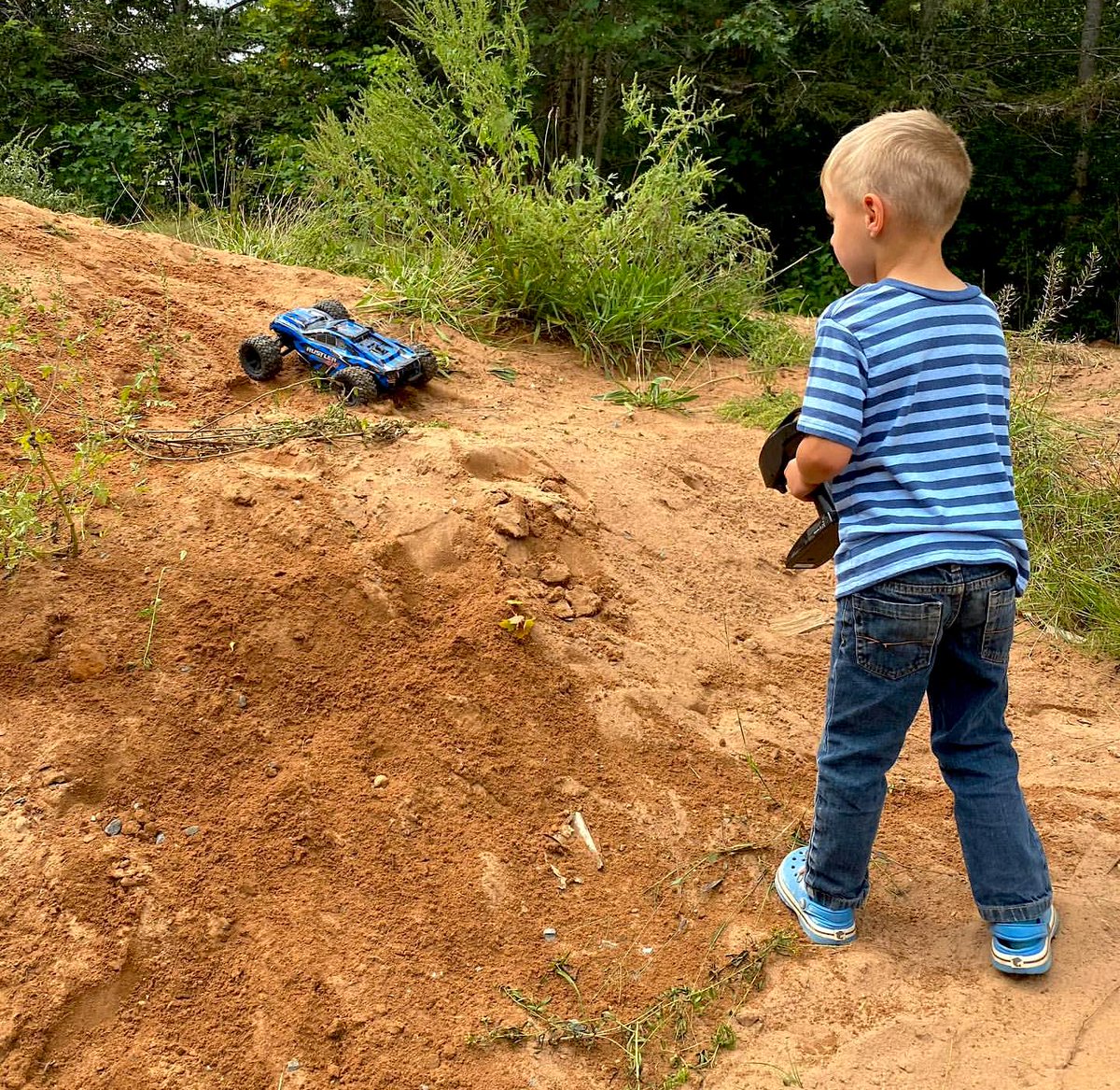 1️⃣ Building jumps on grass - OR - 
2️⃣ Running up dirt hills

Where would YOU run the #Traxxas Rustler 4X4?? 🤔  

[[Model # 67064-1]] #Rustler4X4 
#FastestNameInRadioControl
#TraxxasFanPhoto 📸: bucklerj