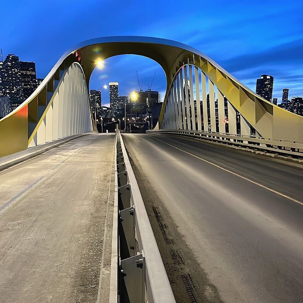 JasonParis's tweet photo. It’s the blue hour over the Cherry Street South Bridge.
•
•
•
#igerstoronto #toronto #ontario #canada #urban_toronto #bridge #portlands #blurhour #sunset #torontophotography #villiersisland #cherrystreet #polsonslip #waterfrontoronto https://t.co/suRa2miC0K https://t.co/EUd87F2UsK