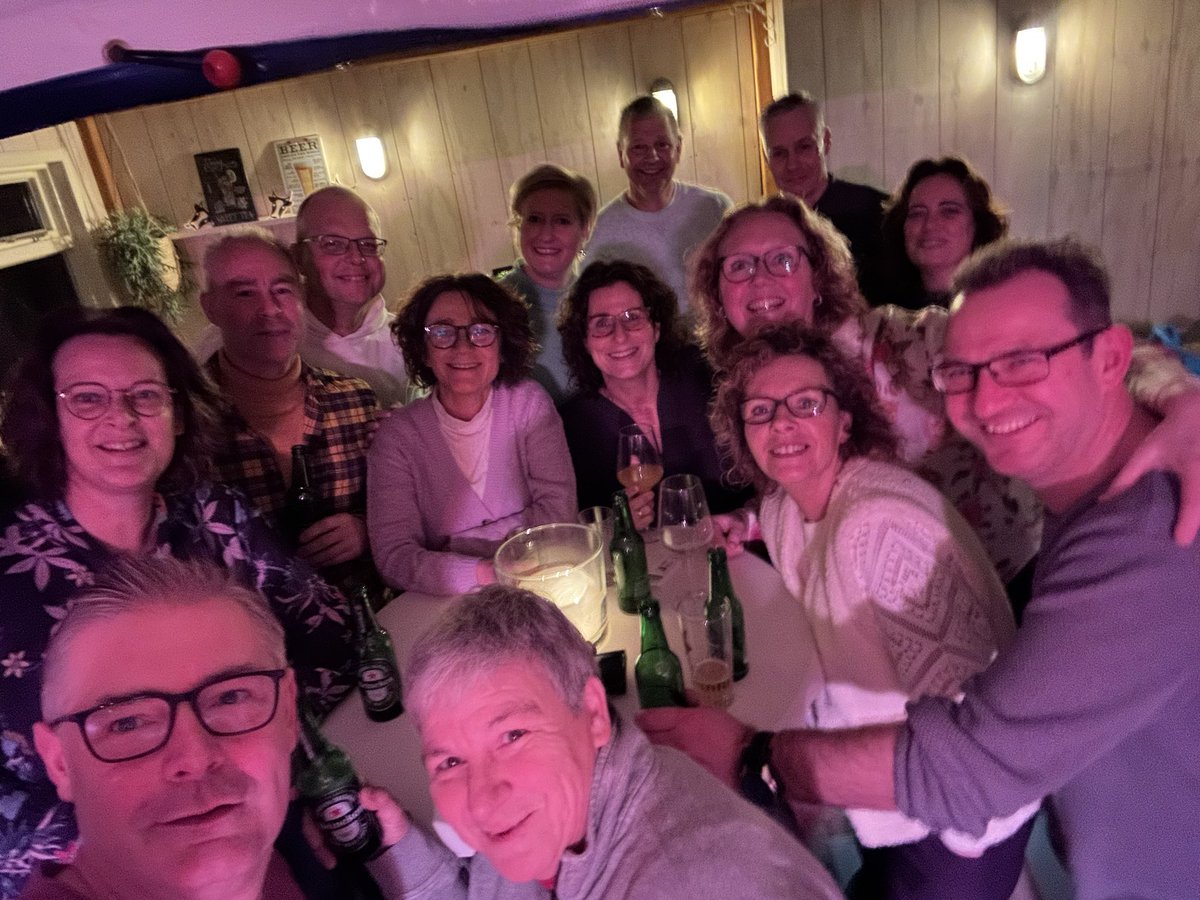 Er staat een tent in de achtertuin en er wordt geroepen we doen een tentdinner!
We nemen vinylplaten mee die op de ouderwetse draaitafel gaan… we hebben een gouden avond! Dank jullie allemaal!!