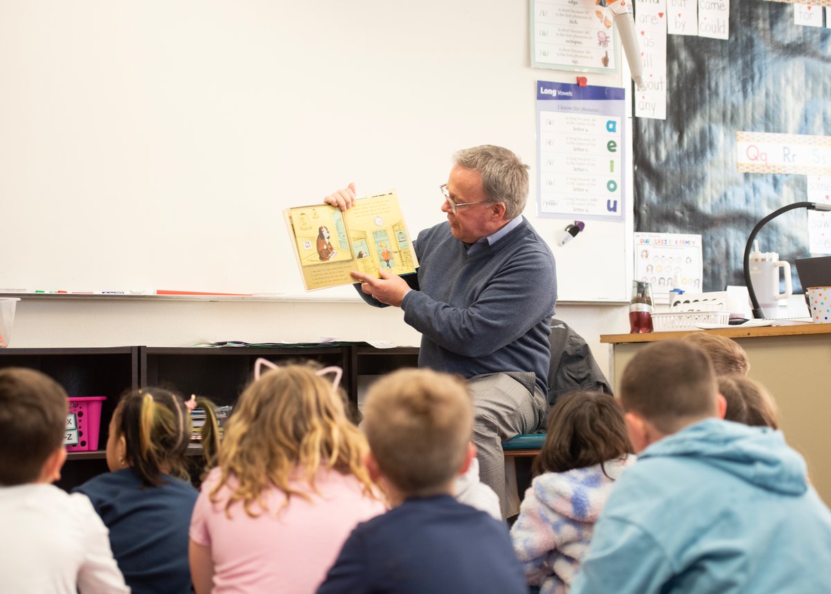 What do <a href="/CCFD6/">Clark County Fire 6</a>, local news anchors and <a href="/TimberJoey/">Timber Joey Webber</a> all have in common? They were all guest readers for #ReadAcrossAmerica at <a href="/Sac_Principal/">Sacajawea Elementary</a>! 

We had such a fun week welcoming families and guest readers to our elementary schools. 
Keep Reading America! 

#ReadingIsFUNdamental