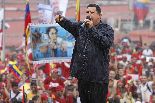 #ChavezVive «¿Mi Comandante, me escuchas?/ Te veo en las mañanas cuando empieza a amanecer/ te veo en las escuelas/ te veo en el cuartel/ te veo en las iglesias/ creyente soy de tu fe/ te veo en la calle larga de Sabaneta a pie/ Te veo, siempre te veo ¿Cómo no te pueden ver?