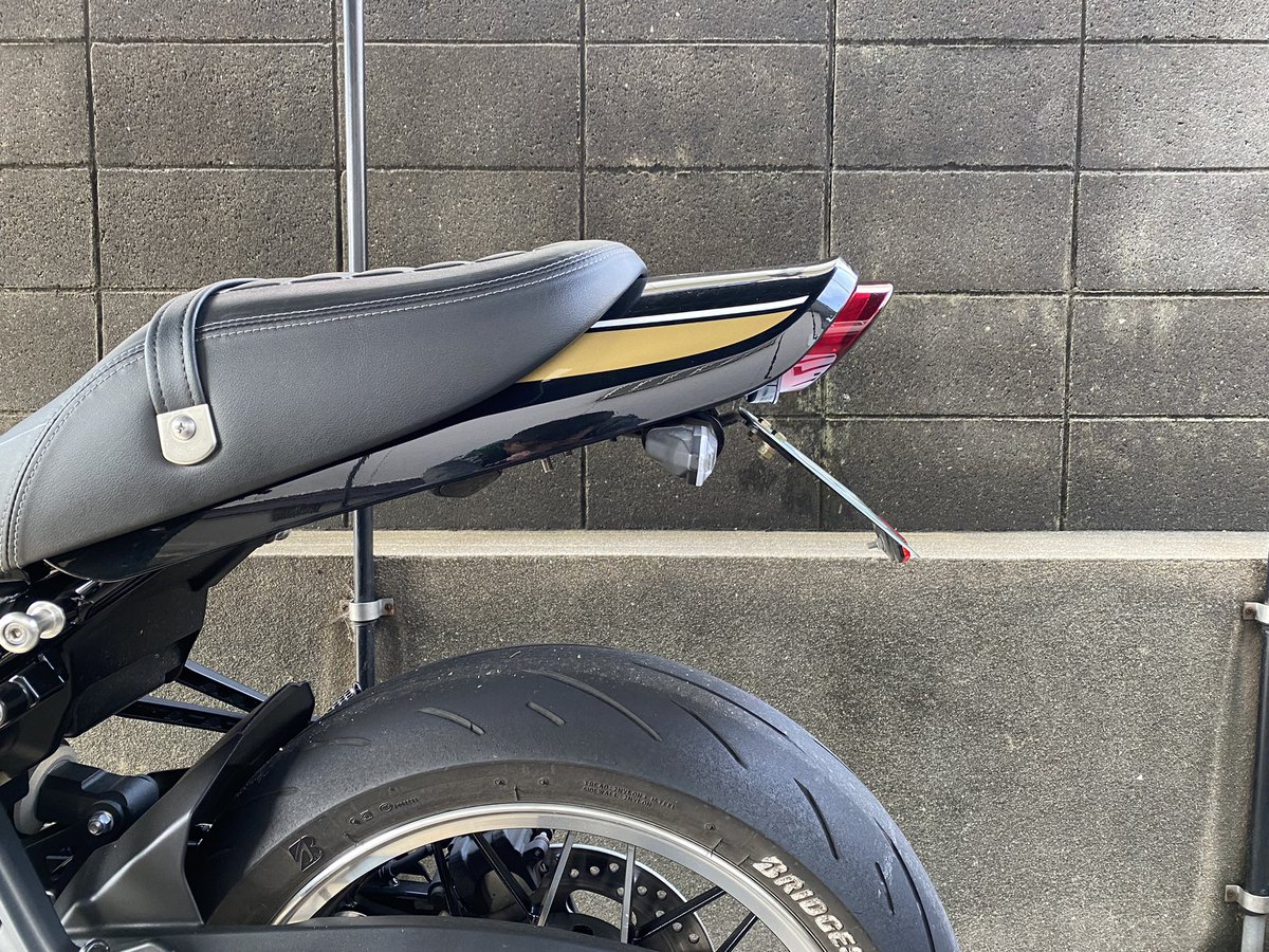 XZ900rs's tweet photo. テールランプを2cm後方に出したら急に「Zのテールランプは赤じゃね？」ってなってスモーククリアからダークレッドのアワビに色替えしました。
Z1もFXもGPも、はみ出しテールランプがカッコいいですよね。 https://t.co/XuhYMZ3nIm