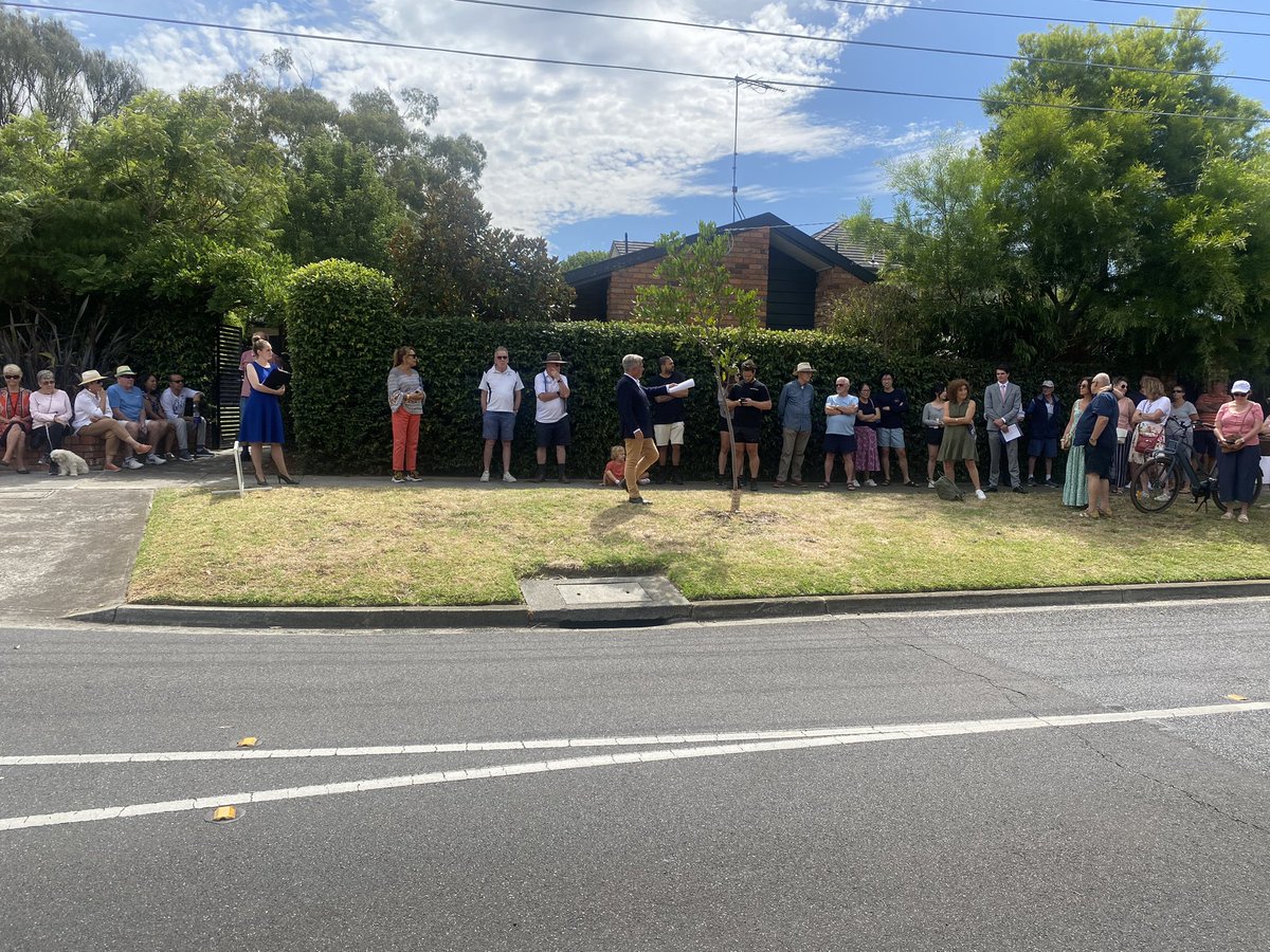 woledgehatt's tweet photo. 13 Central Avenue Black Rock 
Johnstone/Geraerts/Wells  #NickJohnstoneRE
Quoting $1.5-1.6m
Opening $1.2m 
On market $1.601m
Bidders 5
Sold $1.7m

#woledgehatt #propertynews #melbre https://t.co/6A4ysYsX9t