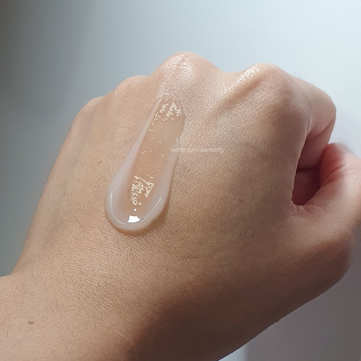 Aku nemu moisturizer yang super ringan tapi lembabnya cukup banget sih untuk daily &amp; ngefek soothing kulit &amp; redness karena kandungan utamanya Centella Asiatica.

Pas diapply ke kulit langsung nyesss adem banget. Mana cuma 50ribuan isi 50ml
shope.ee/20OFfWzMnI