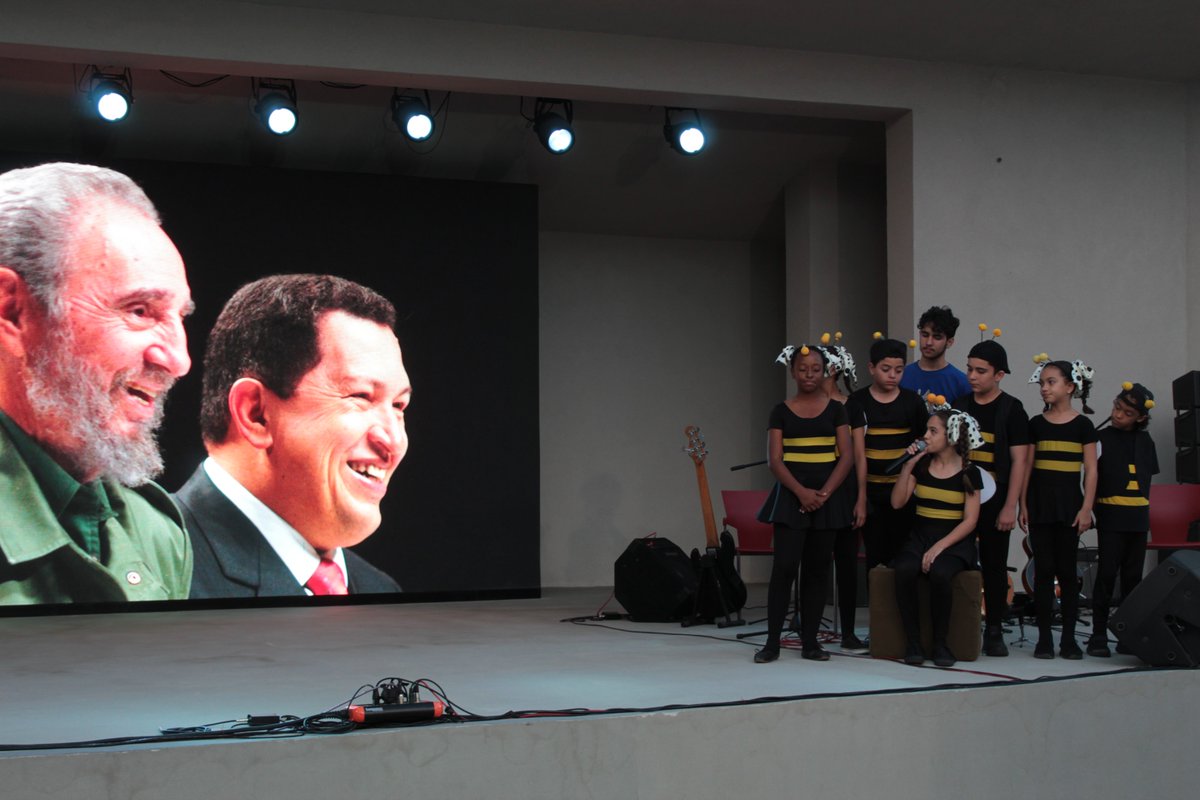 centrofidel's tweet photo. Gala homenaje a #HugoChávez desde el #CentroFidelCastroRuz. #ChávezVive #FidelVive #HermanoYAmigo @PresidencialVen https://t.co/NDG0COhTR8