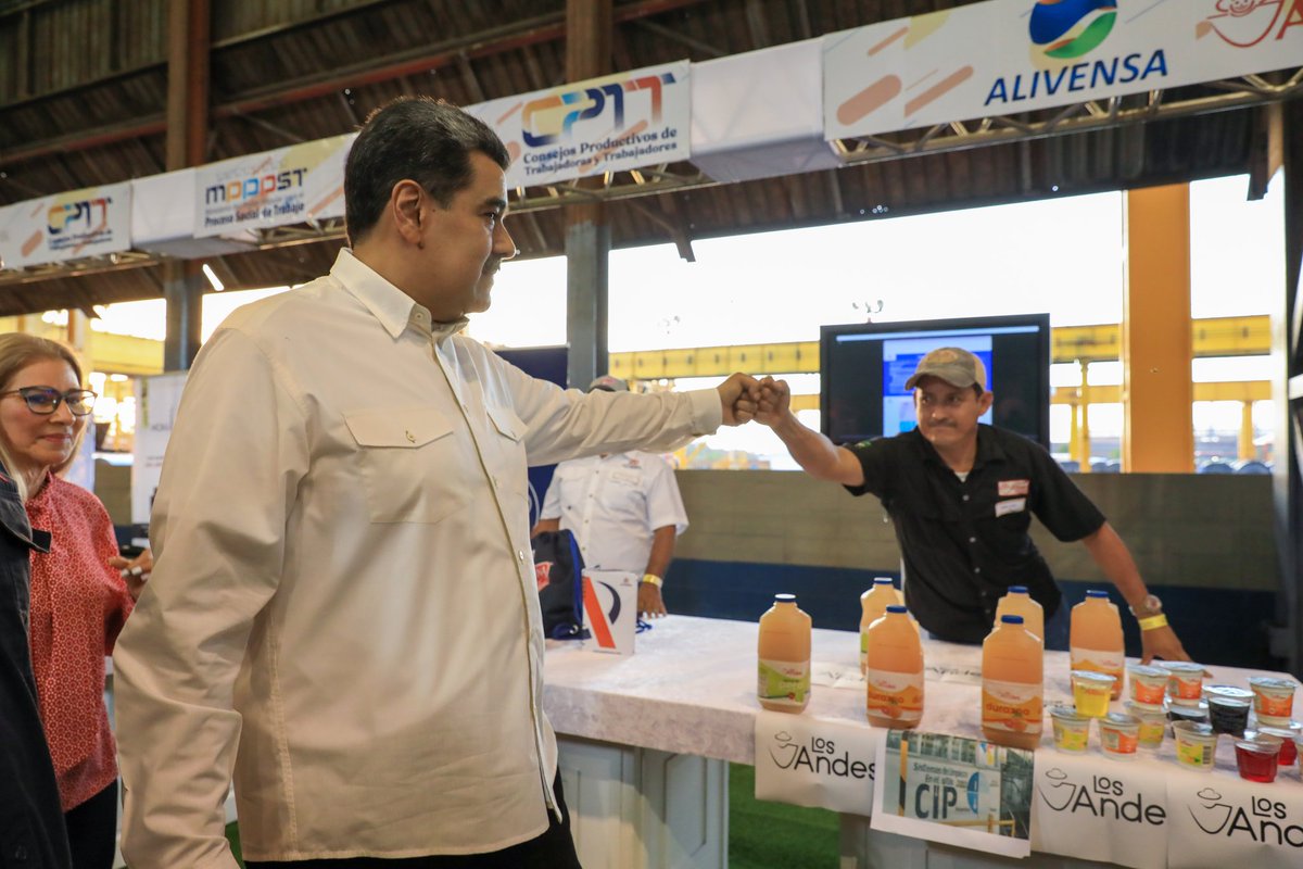 NicolasMaduro's tweet photo. Hicimos un extraordinario recorrido en la Gran Expo CPTT “Poder Productivo de la Clase Obrera”, que se desarrolla en SIDOR. Mostramos al país lo que es el trabajo de invención, con nueva tecnología, ciencia y creatividad de la clase obrera. ¡Innovar y Producir es Vencer! https://t.co/Mu3ckIJ5O7