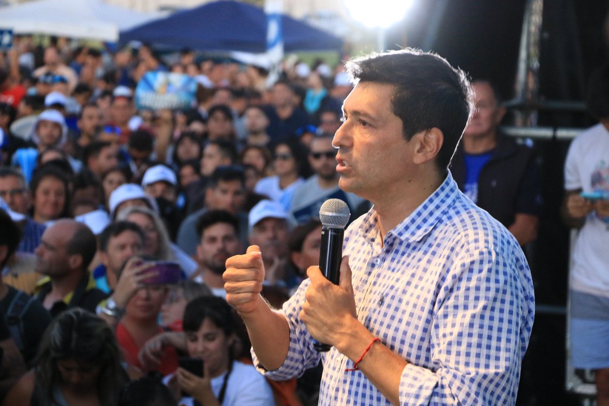 OLlancafilo's tweet photo. #Neuquén #UnaMultitud
#MarcosKoopmann para la provincia y @MarianoGaidoOk para la ciudad.
Hoy en Afuven junto a miles y miles de vecinas y vecinos, compañeras y compañeras con el orgullo de pertenecer al #MovimientoPopularNeuquino
El #16Abril gana Neuquén!
#EsEnEquipo https://t.co/r7jzYHzN46