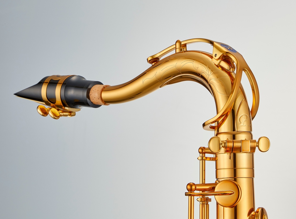 The angle of the neck was specially designed by saxophone designer and master Peter Ponzol, which makes it open up your air pipe. ⁠
#antiguasaxophone