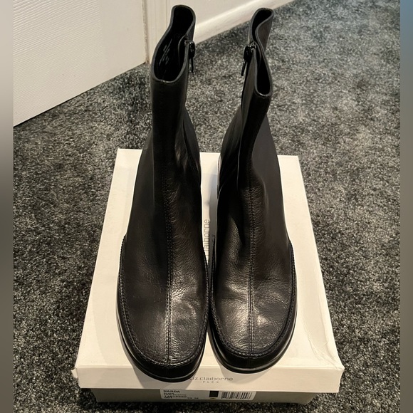 julie558232's tweet photo. So good I had to share! Check out all the items I'm loving on @Poshmarkapp from @carla_rose51 #poshmark #fashion #style #shopmycloset #lizclaiborne: https://t.co/Gfv9A8uNY3 https://t.co/YaFzmnN3pM