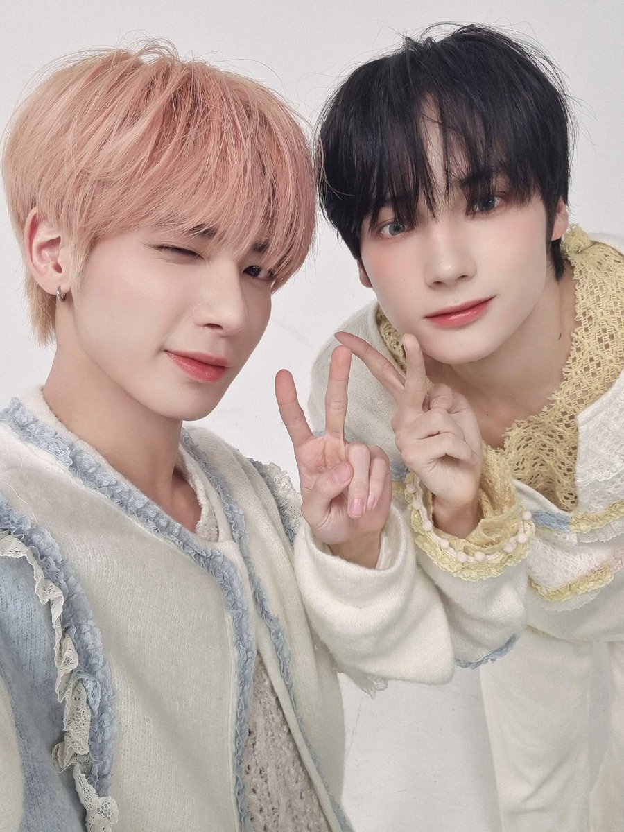 lluvstxt's tweet photo. 🏠 = #4YEARSWITHTXT ♡!
— Como posso explicar? Se nem sequer eu entendo direito o tamanho da minha gratidão, admiração e amor por cada um dos meus preciosos garotos?
A thread ... https://t.co/RdLCrFi2ab
