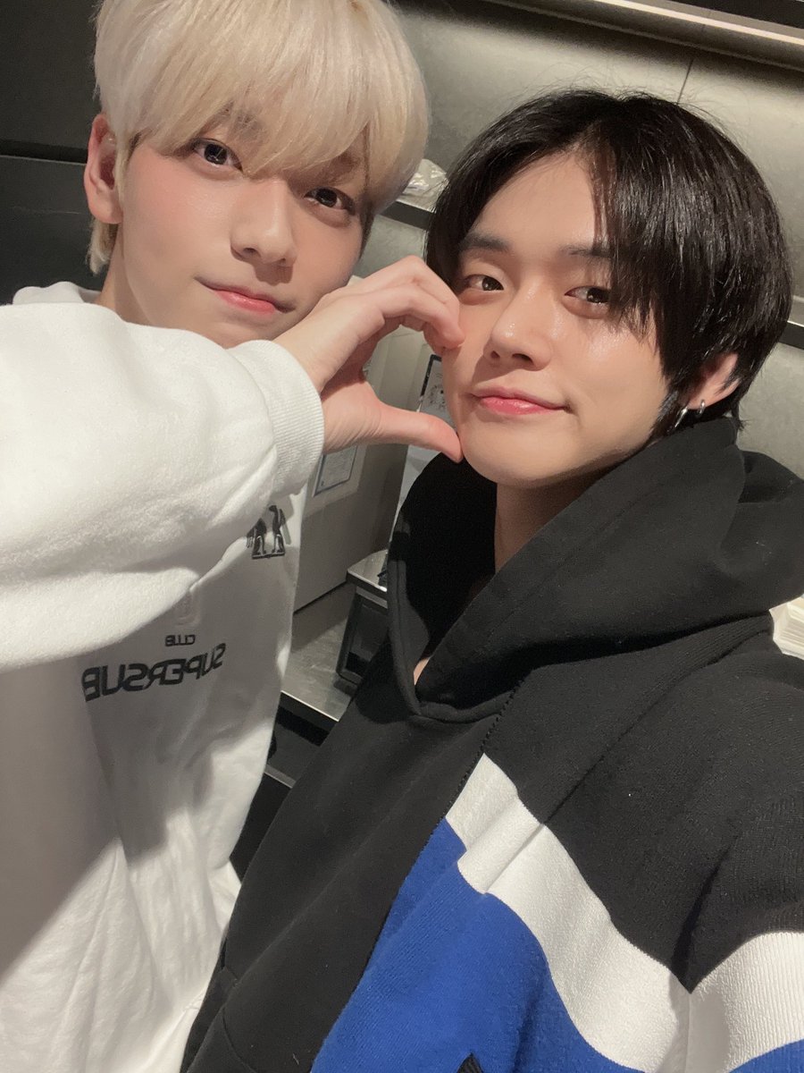 lluvstxt's tweet photo. 🏠 = #4YEARSWITHTXT ♡!
— Como posso explicar? Se nem sequer eu entendo direito o tamanho da minha gratidão, admiração e amor por cada um dos meus preciosos garotos?
A thread ... https://t.co/RdLCrFi2ab