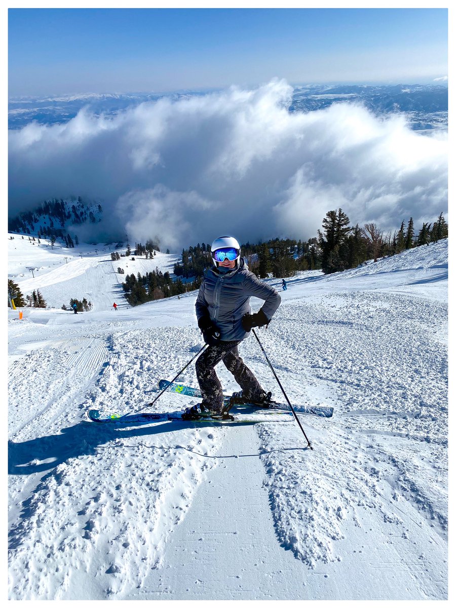 serenity67's tweet photo. Snuck in a fun day on the mountain before the next storm rolls in tomorrow. ⛷️❄️💚
*That huge cloud was NO JOKE when it rolled in & clung to the mountain - zero visibility = vertigo city. 😵
#FridayFeeling #SoMuchSnow #SkiFastHaveFun #MtRoseSkiTahoe https://t.co/c11BLUrou6