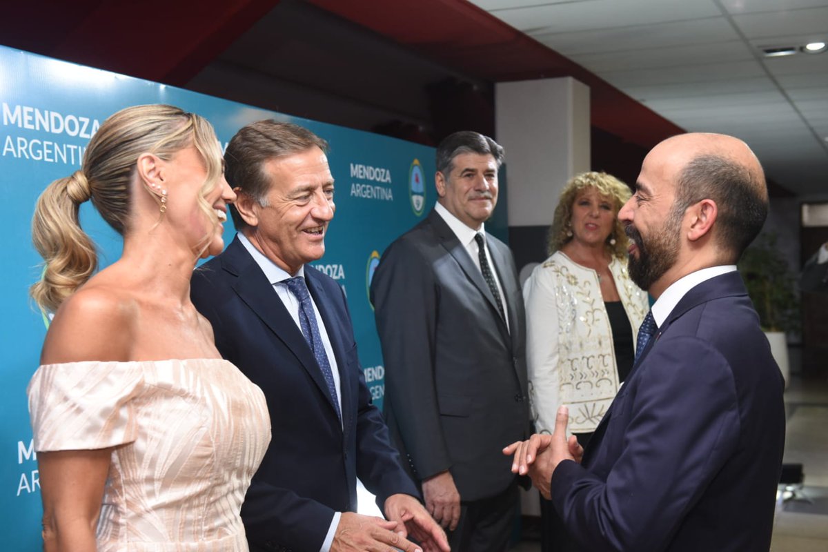 Los ojos del mundo miran a  Mendoza en esta semana vendimial.
Embajadores, cónsules, funcionarios nacionales y de otras provincias nos visitan para vivir la Fiesta Nacional de la #Vendimia2023.
Hoy compartimos el saludo protocolar a los embajadores que nos visitan.