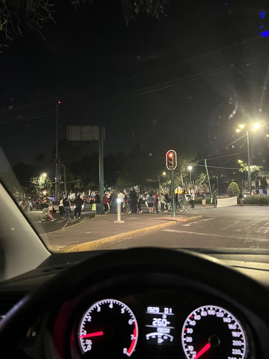 decalogodemoda's tweet photo. Miguel Ángel de Quevedo cerrado 😮❌⚠️ #Coyoacán #MigueAngeldeQuevedo #Vialidad https://t.co/YlJNxSY4Lf
