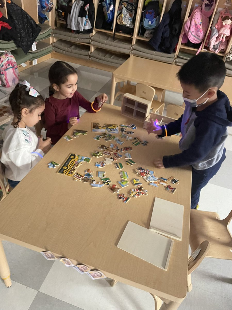 D31BeeHiveSI's tweet image. Today Site Coordinators participated in a #learningwalk at #Ebbitts and had the pleasure of observing #purposefulplay! Thank you Mrs. Perna and the #Ebbitts staff for showing us how #learning can be so much fun 🤗#purposefulplay @DrJoyAbrams @DrMarionWilson @CSD31SI @NYCSchools