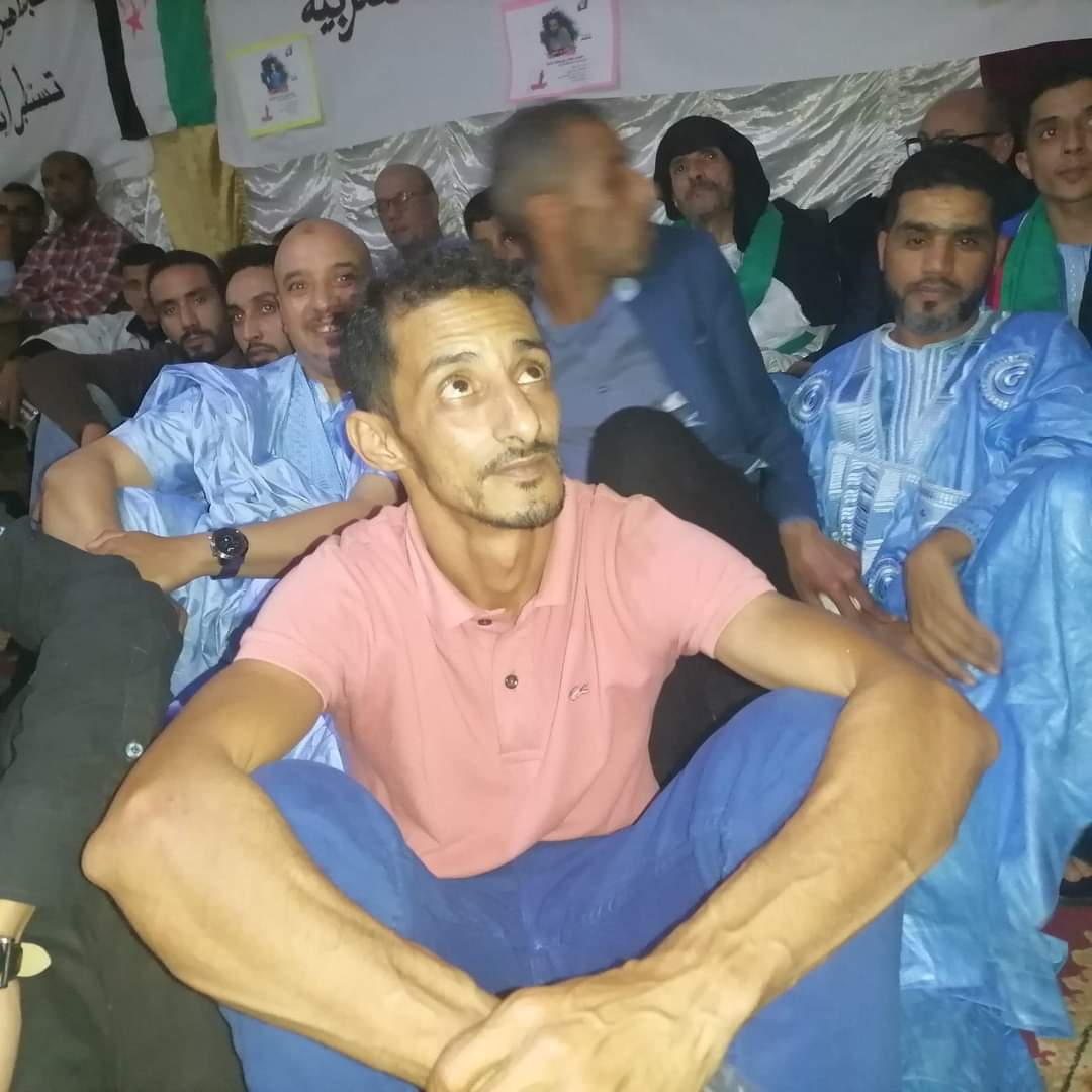 Las fuerzas de ocupación marroquíes han retenido e interrogado en el control policial. Norte de Aaiun, a las Activistas Ouaara Khaya, Dahba Sidmou y el periodista de Equipe Media Mohamed Saleh Zerouali. Por participar en el recibimiento del ex-preso saharaui Yahya Iaaza.
