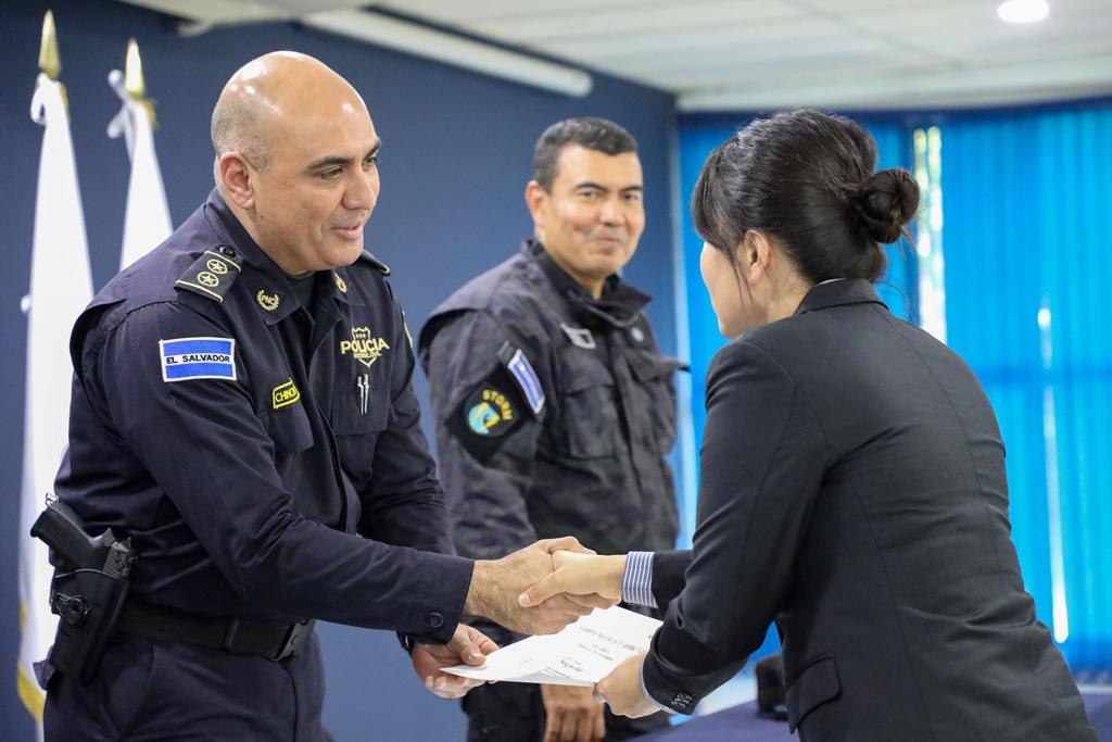 ANSPSV's tweet photo. 78 policías fueron capacitados en el curso para instructores sobre el Uso Táctico de la Fuerza y Sobrevivencia Policial, impartido por instructores @ITTAonline, con el propósito de brindar herramientas de autodefensa a los miembros de la @PNCSV. https://t.co/nMYs19wUkH