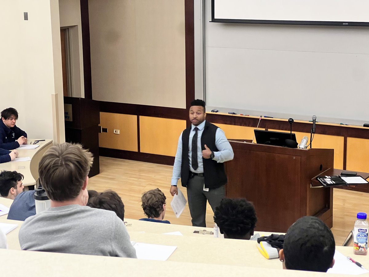 ElmhurstU_FB's tweet photo. Big thanks to Josh Williams 16' for coming in and speaking to the Bluejay’s. Great message across the board! Pumped to have Elmhurst alumni around our team! https://t.co/o9Z3ENuEE6