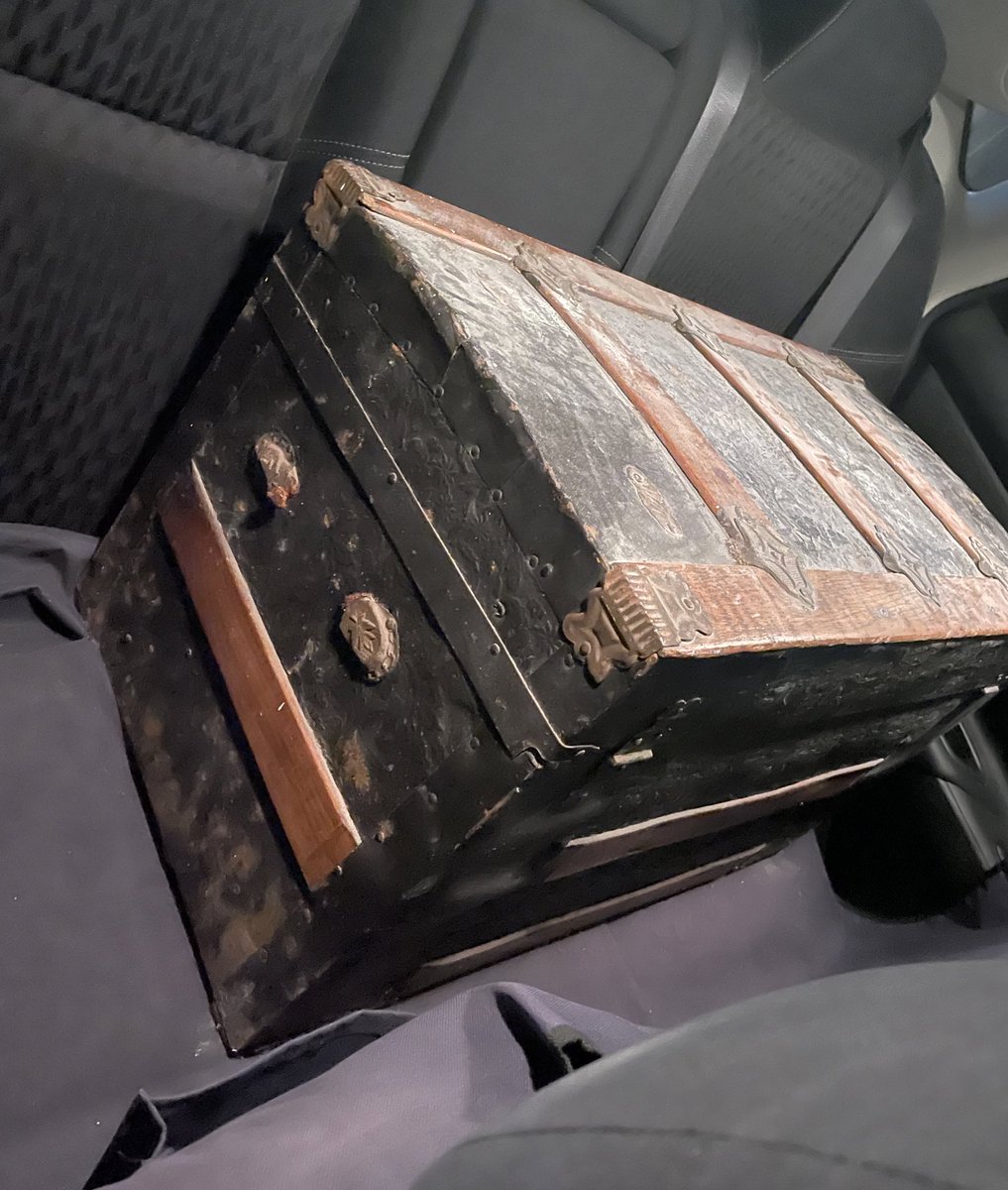 SDGreenall's tweet photo. Guys!! I found a freakin treasure chest! #NotAMimic https://t.co/mKsURfLMbX