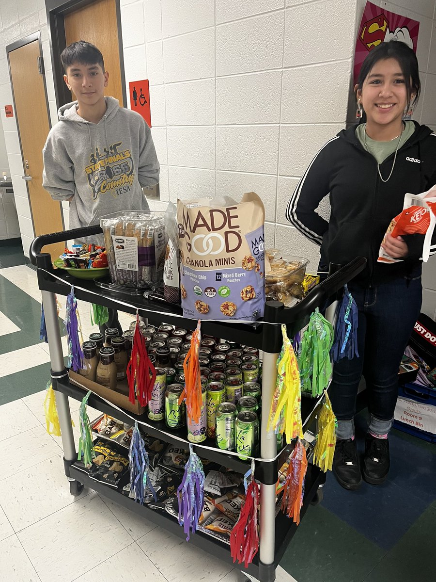 MrsHCampbell16's tweet photo. pancakes, pozole, prizes, and a special treat cart with her amazing children!! We are so blessed to have @LaMaestraFausto leading and inspiring the Tiger Family 🐯♥️ @SunnyHill220 #StaffAppreciationDay https://t.co/IFXegWj3B4