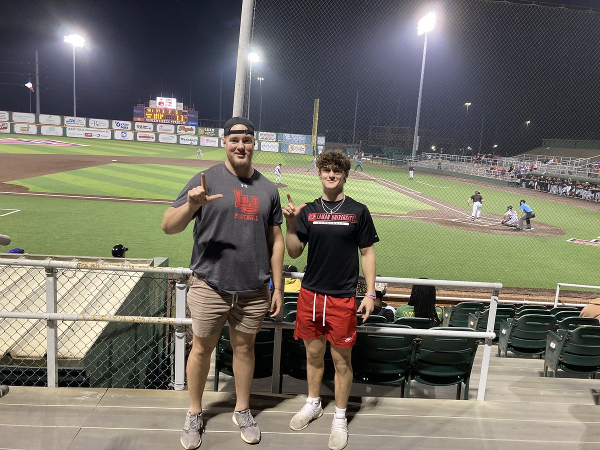 Cardinals flock together. Love watchin us some Lamar Baseball. <a href="/_CoachDiaz/">Coach Jacob Diaz 🇨🇺 🇲🇽</a> <a href="/CoachRossomando/">Peter Rossomando</a> <a href="/LamarAthletics/">Lamar Cardinals</a>